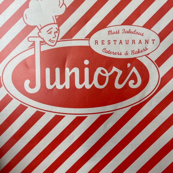 Foto diambil di Junior&#39;s Restaurant oleh Jay T. pada 8/1/2022