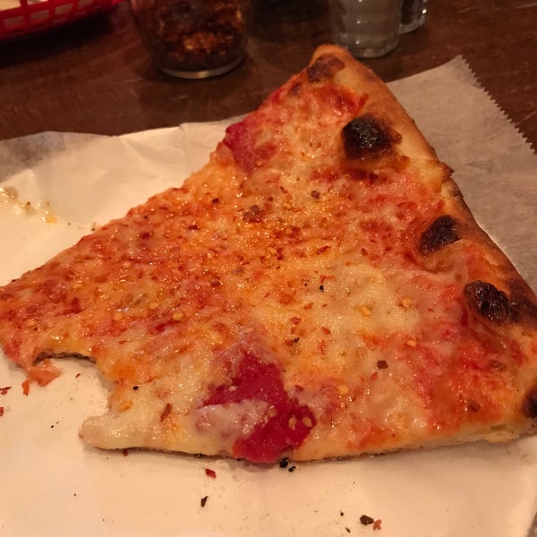 รูปภาพถ่ายที่ Rosco&#39;s Pizza โดย Jay T. เมื่อ 11/7/2017