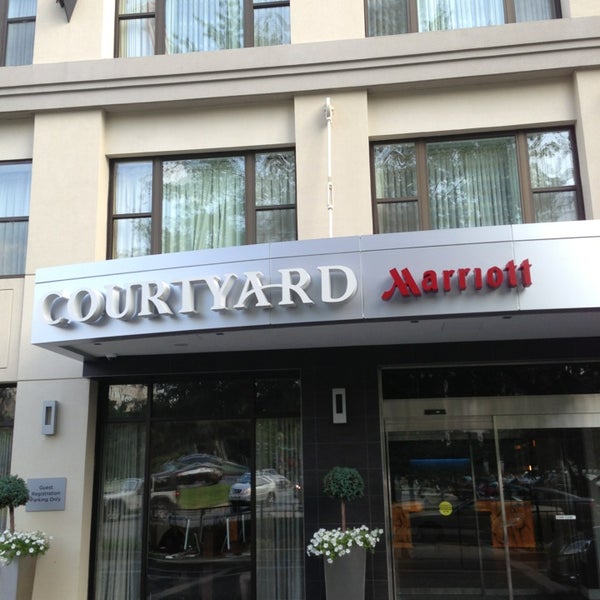 7/18/2013にJay T.がCourtyard by Marriott Washington Embassy Rowで撮った写真