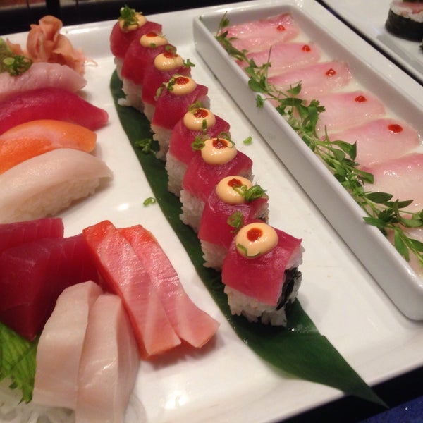 Foto tirada no(a) Shari Sushi Lounge por Dominic F. em 7/4/2015