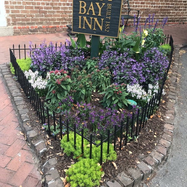 Foto tirada no(a) East Bay Inn por Beth M. em 5/4/2019