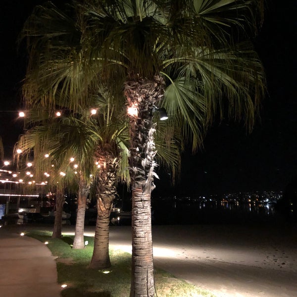 Photo taken at Bahia Resort Hotel - San Diego by Ayşem D. on 10/29/2019