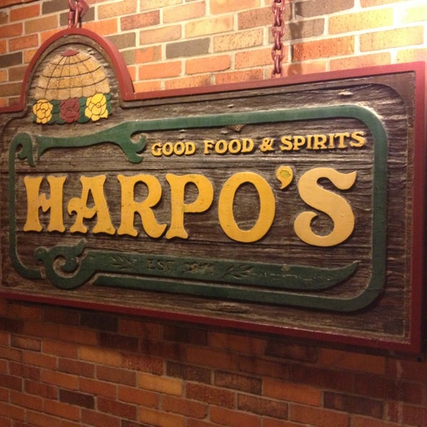 Снимок сделан в Harpo&#39;s Bar &amp; Grill пользователем Blair C. 1/24/2013