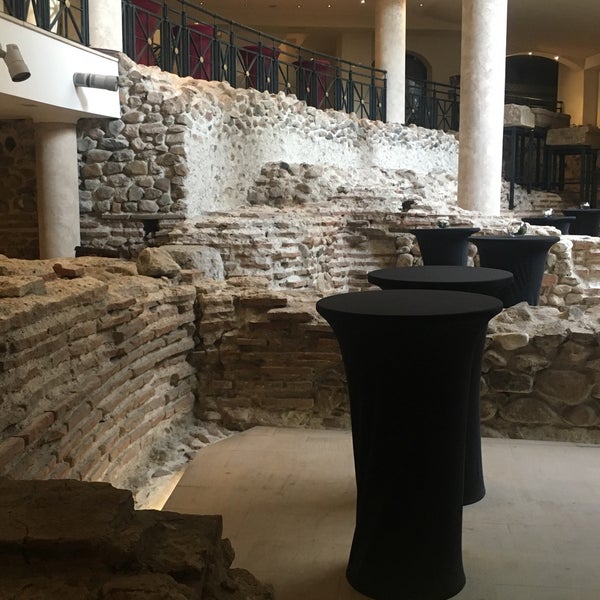 Photo taken at Arena di Serdica Residence Hotel by Romà J. on 8/1/2018