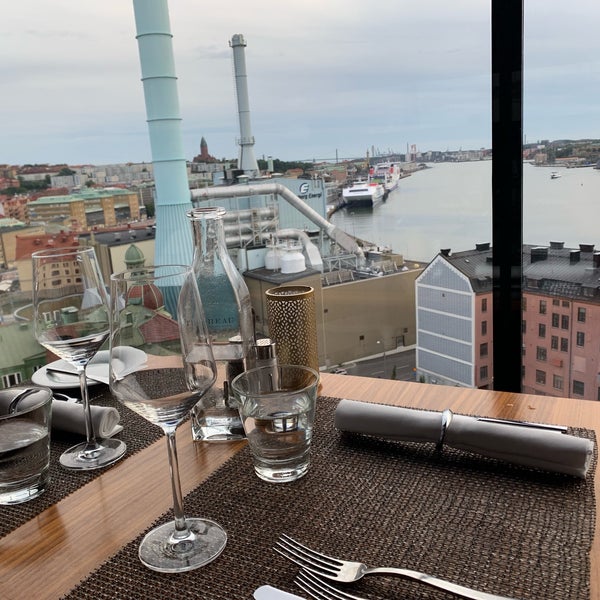 รูปภาพถ่ายที่ Riverton View Skybar &amp; Restaurant โดย Romà J. เมื่อ 8/9/2019