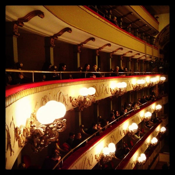 Foto tirada no(a) Teatro Verdi por Michele S. em 2/15/2013