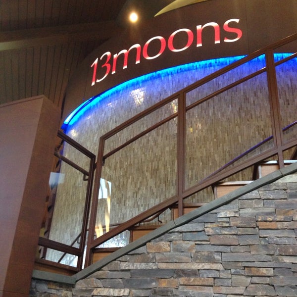 Das Foto wurde bei 13moons Restaurant von Iris W. am 6/16/2014 aufgenommen