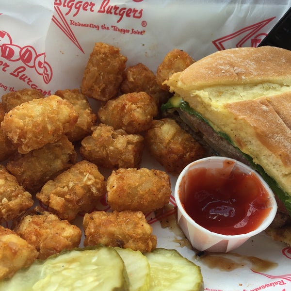 Foto tirada no(a) Teddy&#39;s Bigger Burgers por Iris W. em 7/22/2015