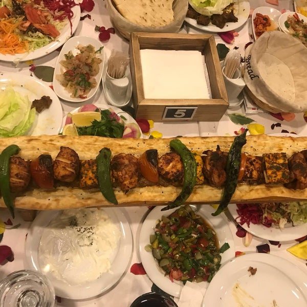 Foto tirada no(a) Kolcuoğlu Restaurant por Muhsin Z. em 1/12/2018