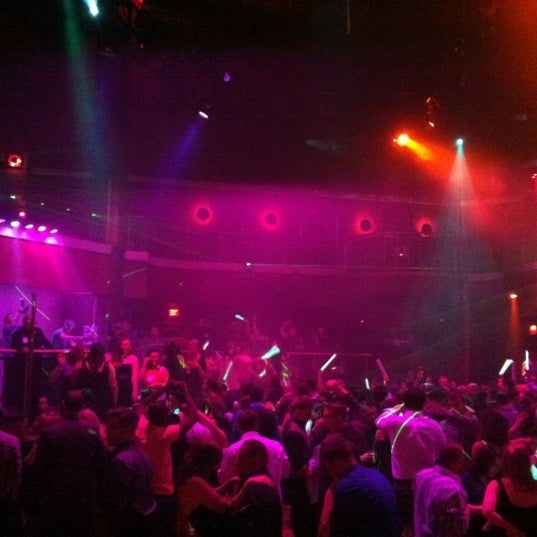 Das Foto wurde bei Lava Nightclub at Turning Stone Resort Casino von Irene F. am 11/18/2012 aufgenommen