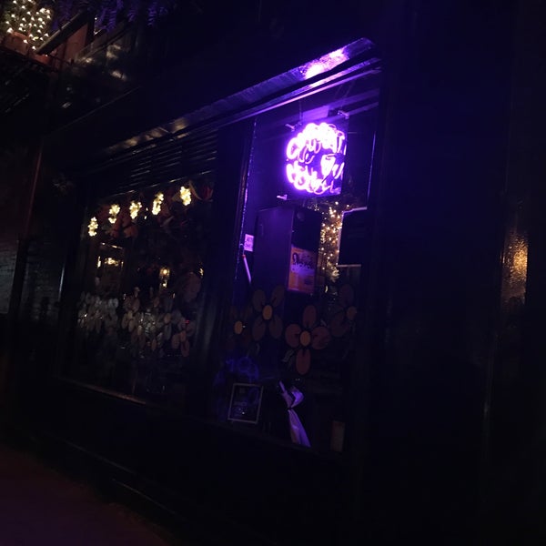 Foto tirada no(a) The Cubbyhole Bar por Coty A. em 8/4/2017