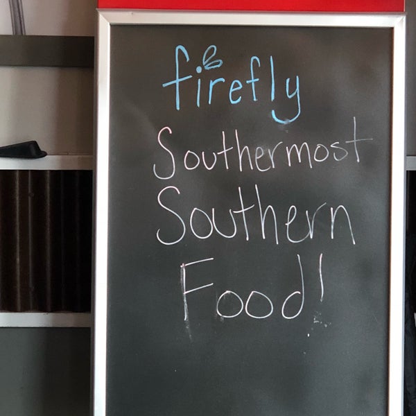 Foto diambil di Firefly Southern Kitchen oleh Coty A. pada 9/2/2018
