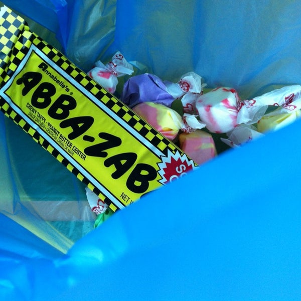 Foto tirada no(a) Blooms Candy &amp; Soda Pop Shop por Cam S. em 7/13/2014