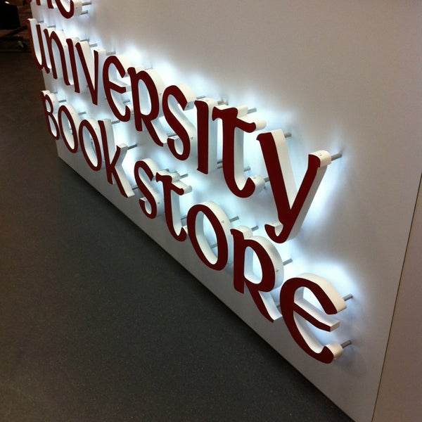 รูปภาพถ่ายที่ The University Book Store โดย Frank J. เมื่อ 3/23/2013