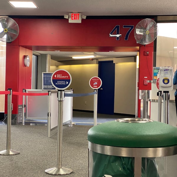 Gate B47 Puerta de embarque del aeropuerto en Newark Airport and Port Newark