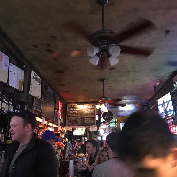 Foto diambil di 7B Horseshoe Bar aka Vazacs oleh Sissi N. pada 3/18/2018