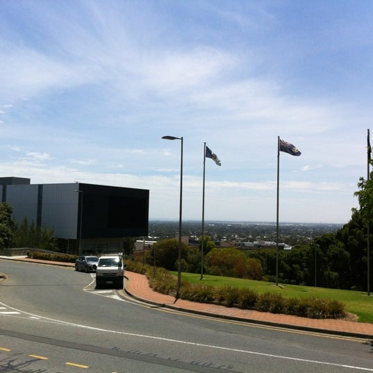 รูปภาพถ่ายที่ Flinders University โดย Robby C. เมื่อ 11/23/2012