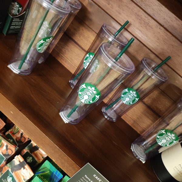 Foto diambil di Starbucks oleh Milene R. pada 10/12/2023