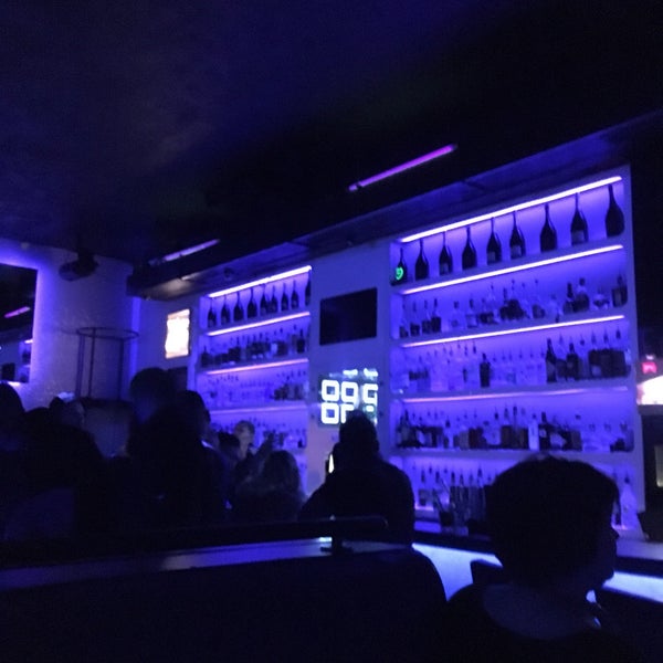 รูปภาพถ่ายที่ M1 Lounge Bar &amp; Club โดย Michael Z. เมื่อ 1/8/2018