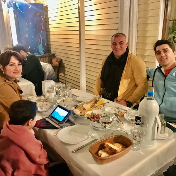 Foto diambil di Dolphin Balık Restaurant oleh Güngör Y. pada 3/8/2020