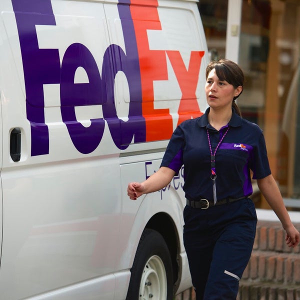Fedex логотип. курьерская служба доставки. курьер с коробкой. служба доставки петербург. служба экспресс доставки.