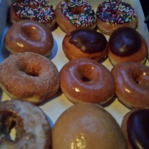 Снимок сделан в Krispy Kreme пользователем TRACIE R. 2/16/2014