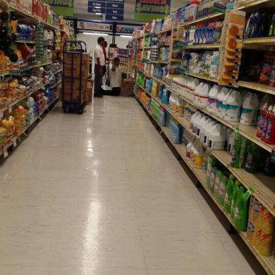 Foster's Food Fair Airport Center Town'da Süpermarket