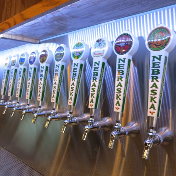 5/5/2014 tarihinde Nebraska Brewing Company  Brewery &amp; Tap Roomziyaretçi tarafından Nebraska Brewing Company  Brewery &amp; Tap Room'de çekilen fotoğraf
