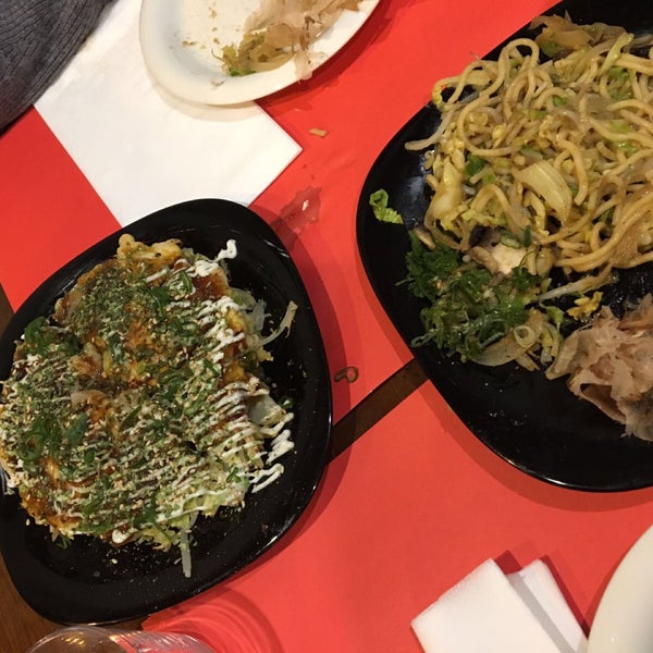 Autentico Okonomiyaki!!!! Los yakisoba brutales, de pasta fresca. Mejor ir con reserva!