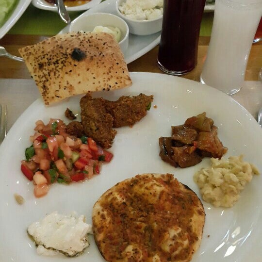 รูปภาพถ่ายที่ Mehmet Sait Restaurant โดย 🌹💖Funda🎀 เมื่อ 2/20/2016