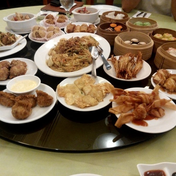 Photo taken at Szechuan Garden Chinese Restaurant by afiq A. on 3/23/2015