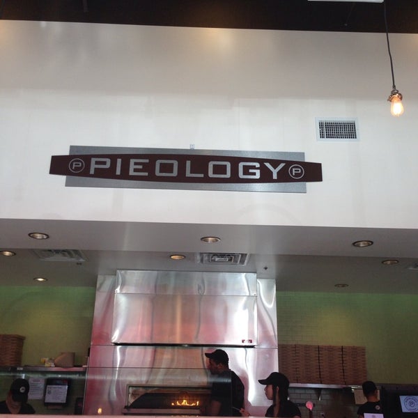 Photo prise au Pieology Pizzeria par Blake H. le10/5/2013