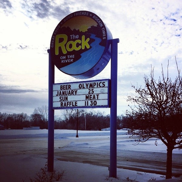 Foto scattata a The Rock Bar &amp; Grill da James B. il 1/19/2014