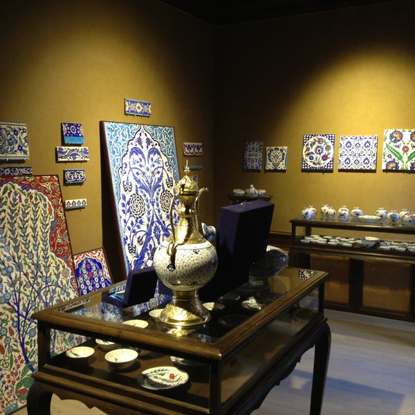 Снимок сделан в İznik Çini Turkish Ceramics &amp; Tiles пользователем İznik Çini Turkish Ceramics &amp; Tiles 9/12/2013