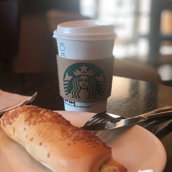 Das Foto wurde bei Starbucks von Sadeem am 6/8/2019 aufgenommen