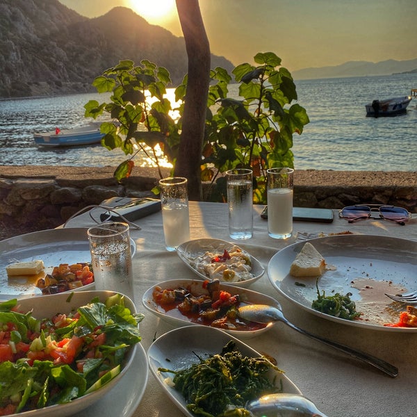 Foto tomada en Delikyol Deniz Restaurant Mehmet’in Yeri  por AYAZ el 9/16/2020