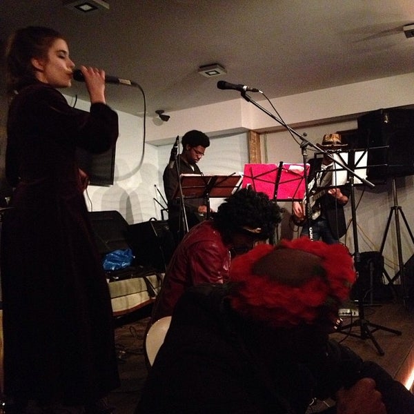 Foto tomada en M Montréal Hostel &amp; Bar  por Ariane C. el 11/2/2013