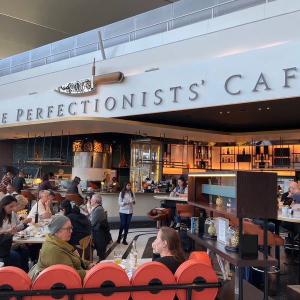 Foto tomada en The Perfectionists&#39; Café  por Vivek C. el 9/17/2022