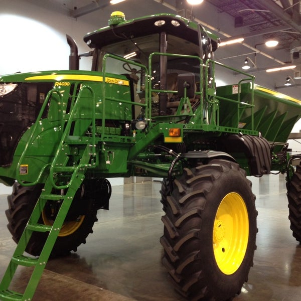 Работа джон дир. John deere e 4024ht. джон дир здание.