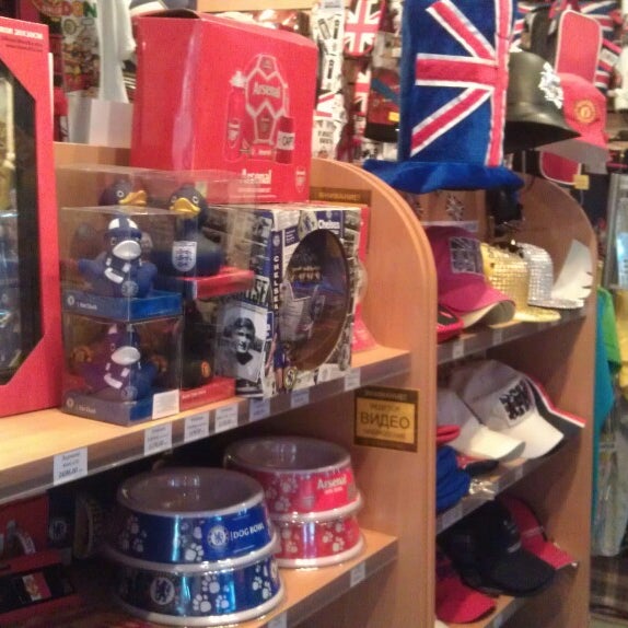 Снова в магазине Британских товаров:-) Огромное количество различных сувениров, сумок и футбольной атрибутики!