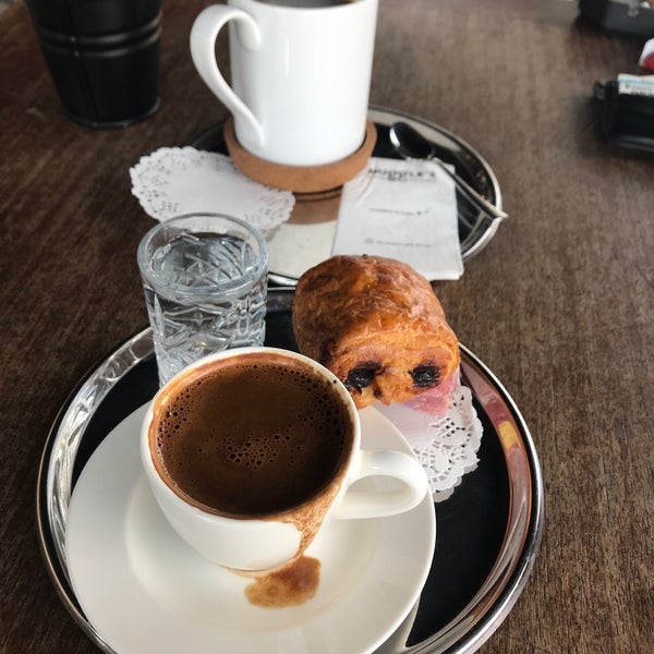 Photo taken at Muggle’s Coffee Roastery Özlüce by Özlem K. on 4/14/2019