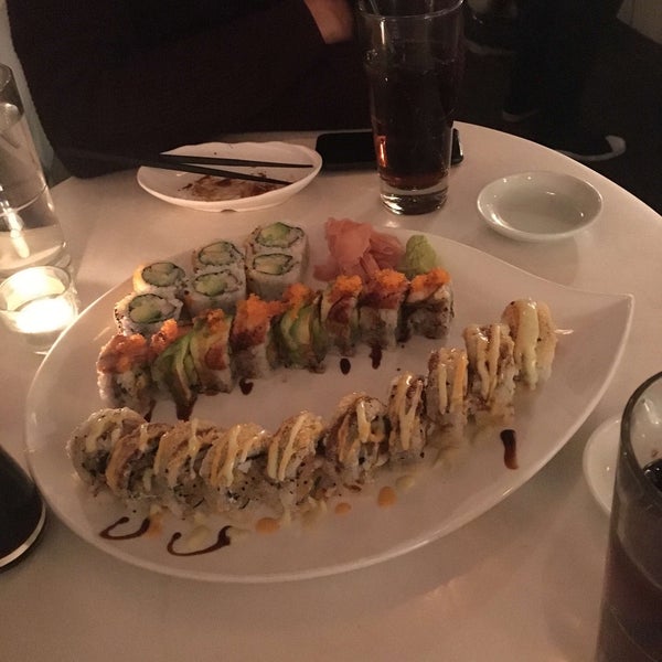 รูปภาพถ่ายที่ Friends Sushi โดย MJ เมื่อ 3/18/2018