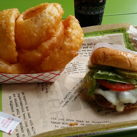 Foto diambil di BurgerFi oleh Michael W. pada 6/4/2014