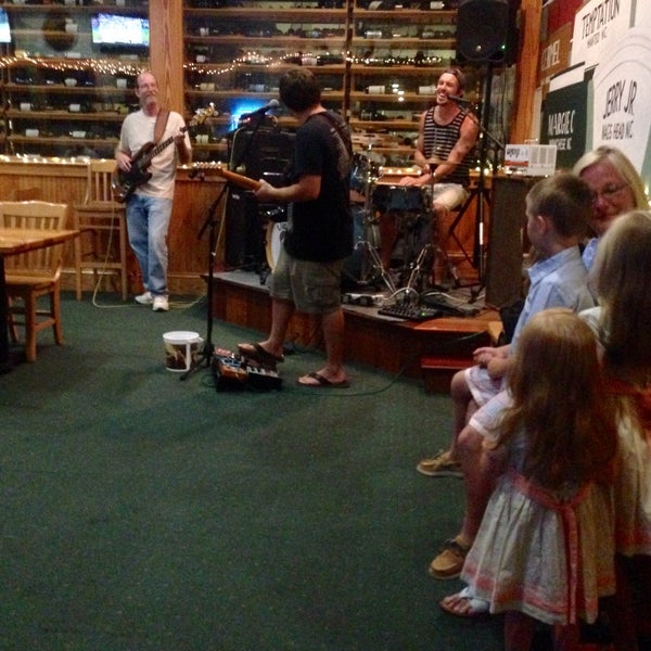 7/23/2016にAdriana H.がBasnight&#39;s Lone Cedar Cafeで撮った写真