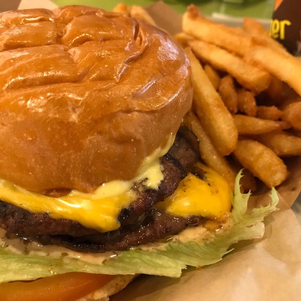 รูปภาพถ่ายที่ Mahaloha Burger โดย daisuke เมื่อ 4/14/2018