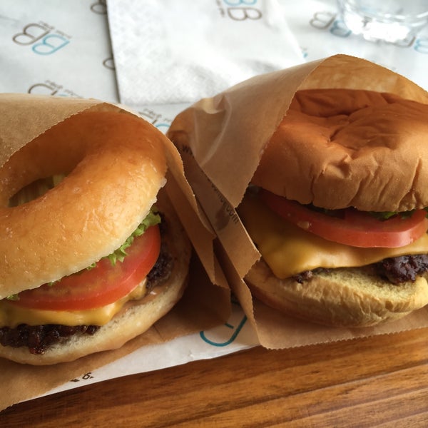 รูปภาพถ่ายที่ Boodi&#39;s Burger โดย X B. เมื่อ 12/31/2015