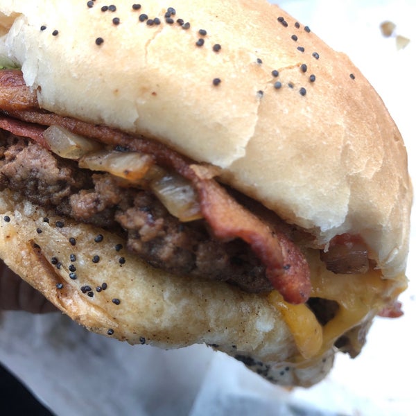 รูปภาพถ่ายที่ Krazy Jim&#39;s Blimpy Burger โดย McNair G. เมื่อ 1/2/2019