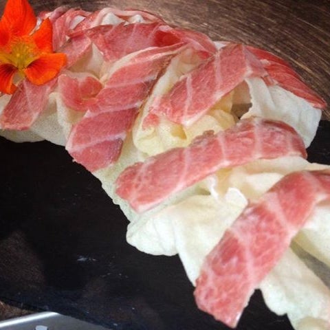 Os apetece un sashimi de ventresca de atun??. Es una de nuestras muchas especialidades en atún rojo. No os hablo del solomillo de ternera, que viene desde Ávila solo para vosotros. Os esperamos