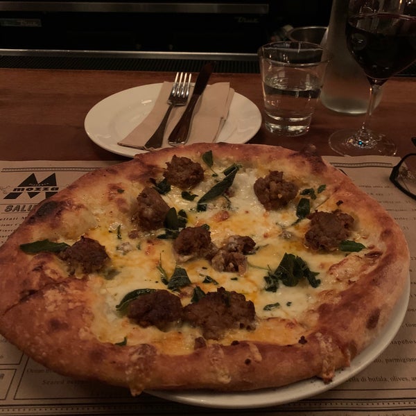 Das Foto wurde bei Pizzeria Mozza von Sexy L. am 3/2/2020 aufgenommen