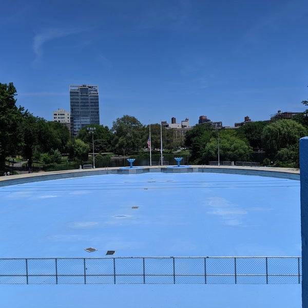 Foto tirada no(a) Lasker Pool &amp; Ice Rink por David Z. em 6/9/2019